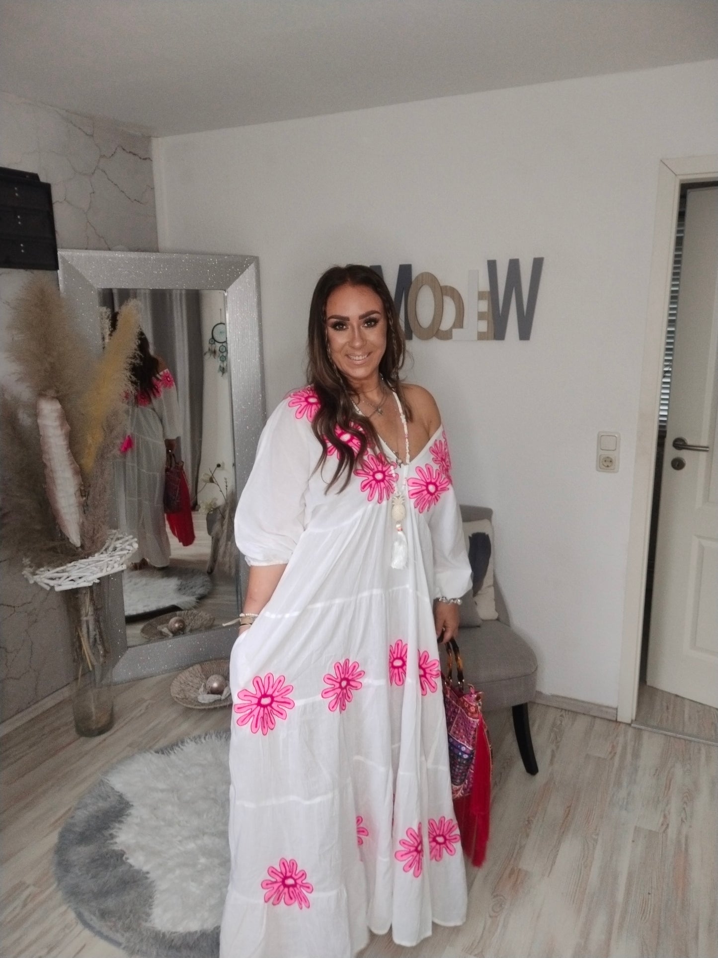 Maxikleid Boho weiss mit gestickten Blüten in pink und eingearbeiteten Taschen