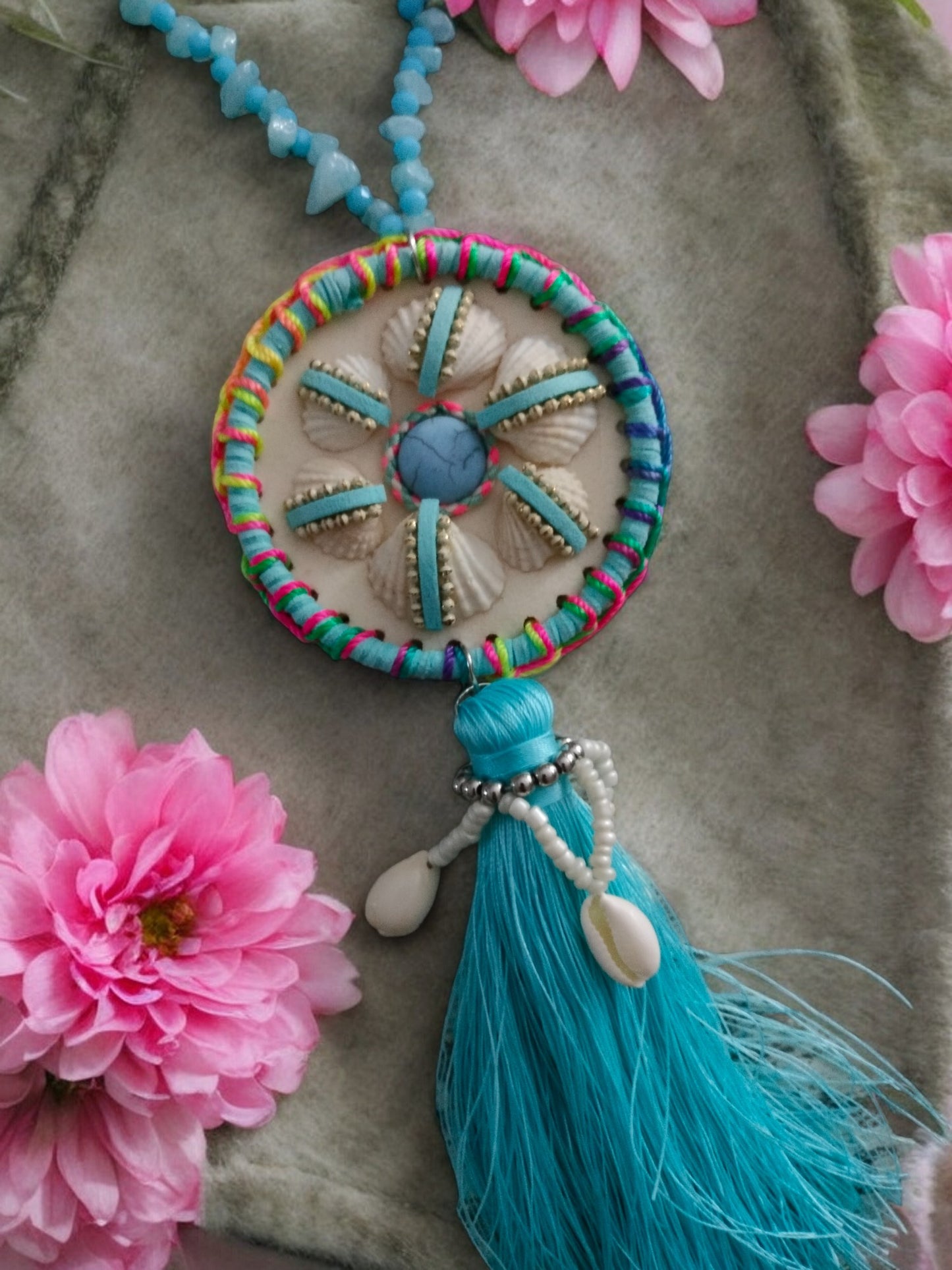 Kette Boho mit Anhänger in verschiedenen Farben mittellang