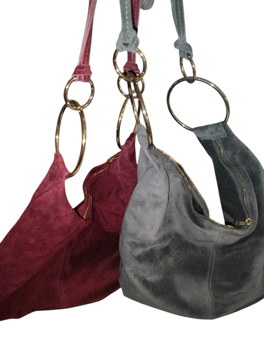 Wildledertasche in verschiedenen Farben mit großen Ringapplikationen