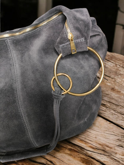 Wildledertasche in verschiedenen Farben mit großen Ringapplikationen