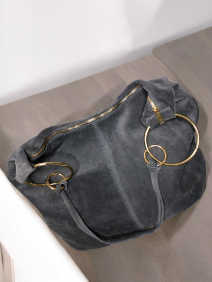 Wildledertasche in verschiedenen Farben mit großen Ringapplikationen