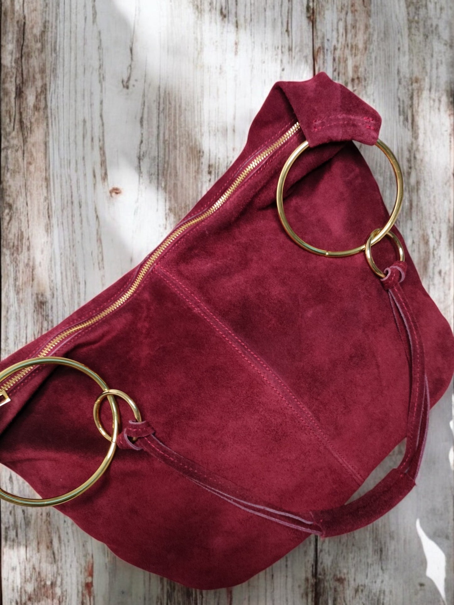 Wildledertasche in verschiedenen Farben mit großen Ringapplikationen