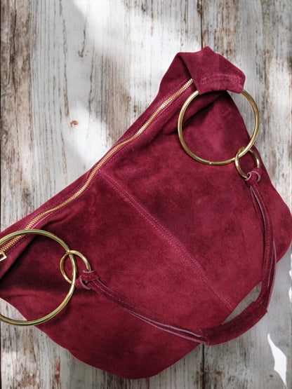Wildledertasche in verschiedenen Farben mit großen Ringapplikationen