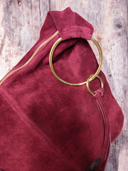 Wildledertasche in verschiedenen Farben mit großen Ringapplikationen