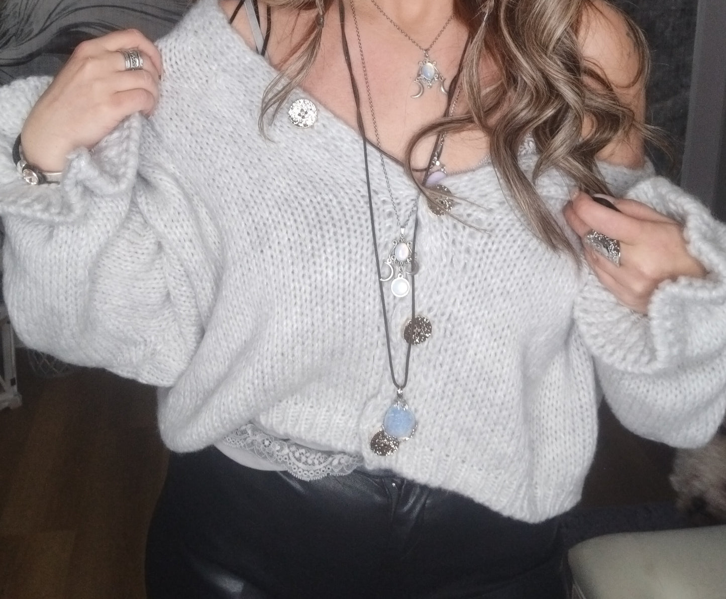 Strickjacke in verschiedenen Farben und verspielten Ärmeln