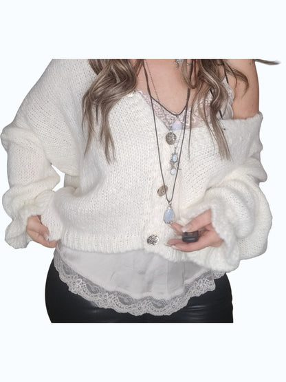 Strickjacke in verschiedenen Farben und verspielten Ärmeln